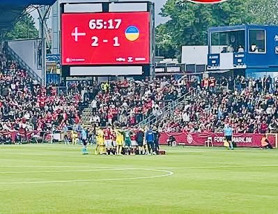 Tronditet futbolli europian, Christian Eriksen shembet në fushë – lojtari është i vetëdijshëm dhe në gjendje të qëndrueshme